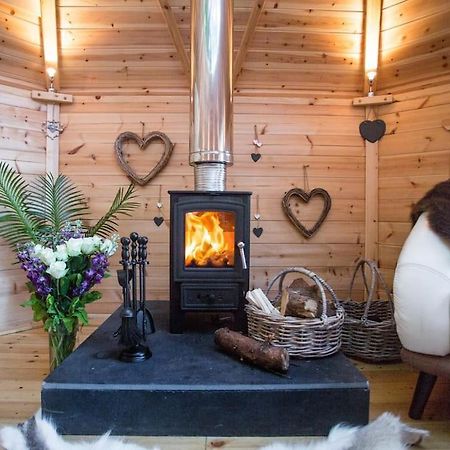 Romantic Treehouse With Hot Tub & Bbq Lodge Praze an Beeble ภายนอก รูปภาพ