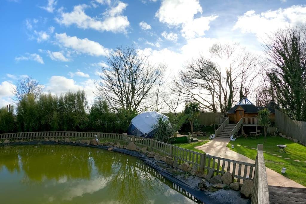 Romantic Treehouse With Hot Tub & Bbq Lodge Praze an Beeble ภายนอก รูปภาพ
