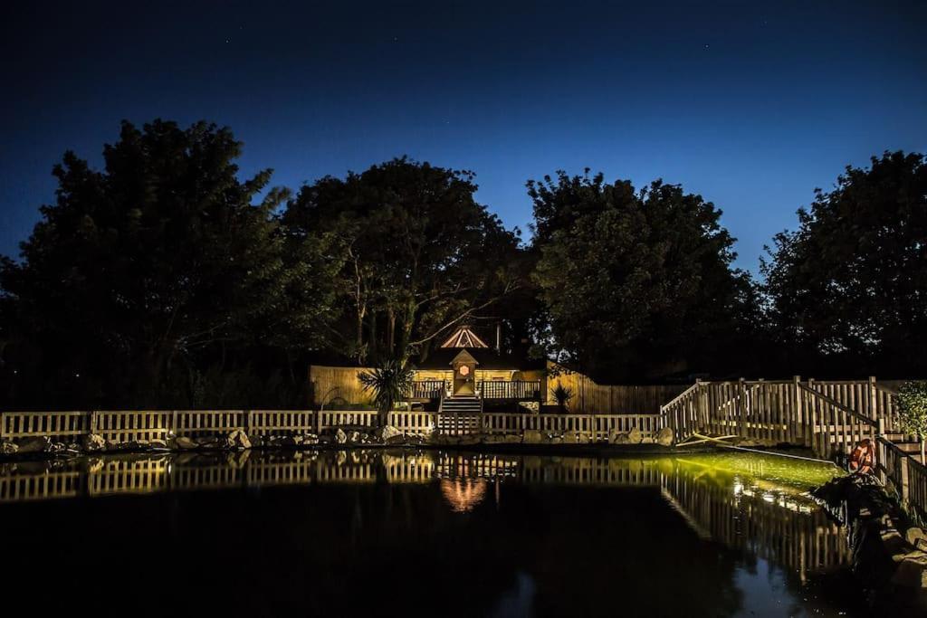 Romantic Treehouse With Hot Tub & Bbq Lodge Praze an Beeble ภายนอก รูปภาพ