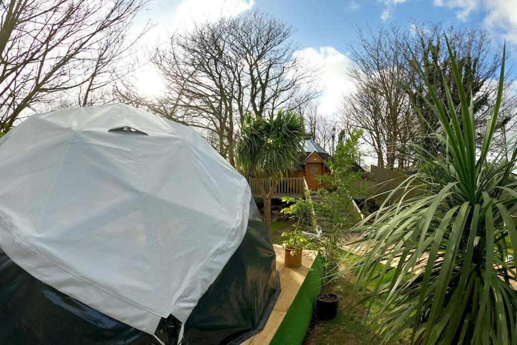 Romantic Treehouse With Hot Tub & Bbq Lodge Praze an Beeble ภายนอก รูปภาพ