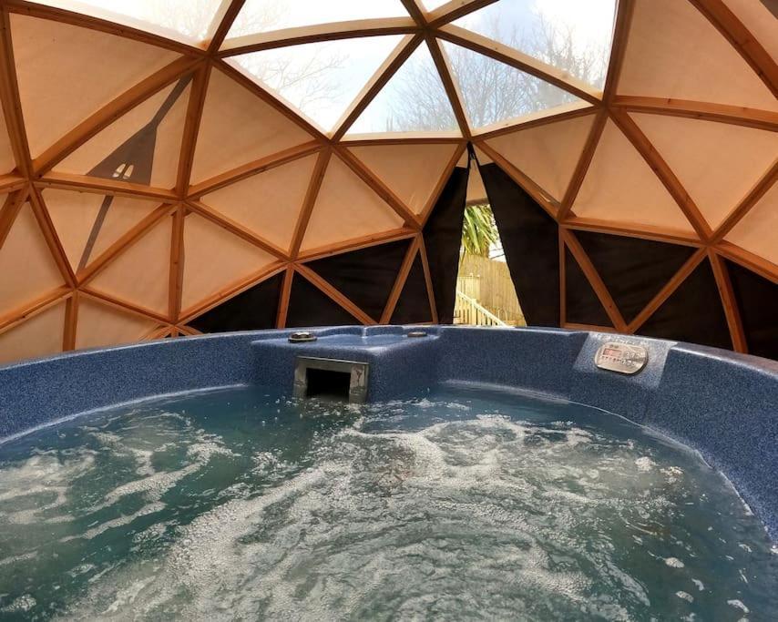 Romantic Treehouse With Hot Tub & Bbq Lodge Praze an Beeble ภายนอก รูปภาพ