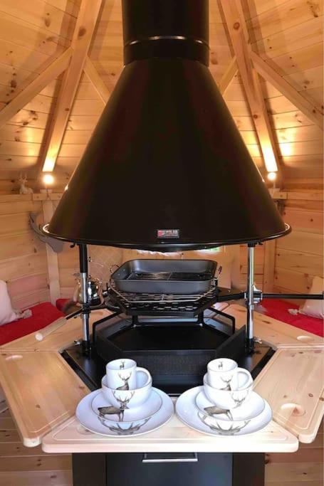 Romantic Treehouse With Hot Tub & Bbq Lodge Praze an Beeble ภายนอก รูปภาพ