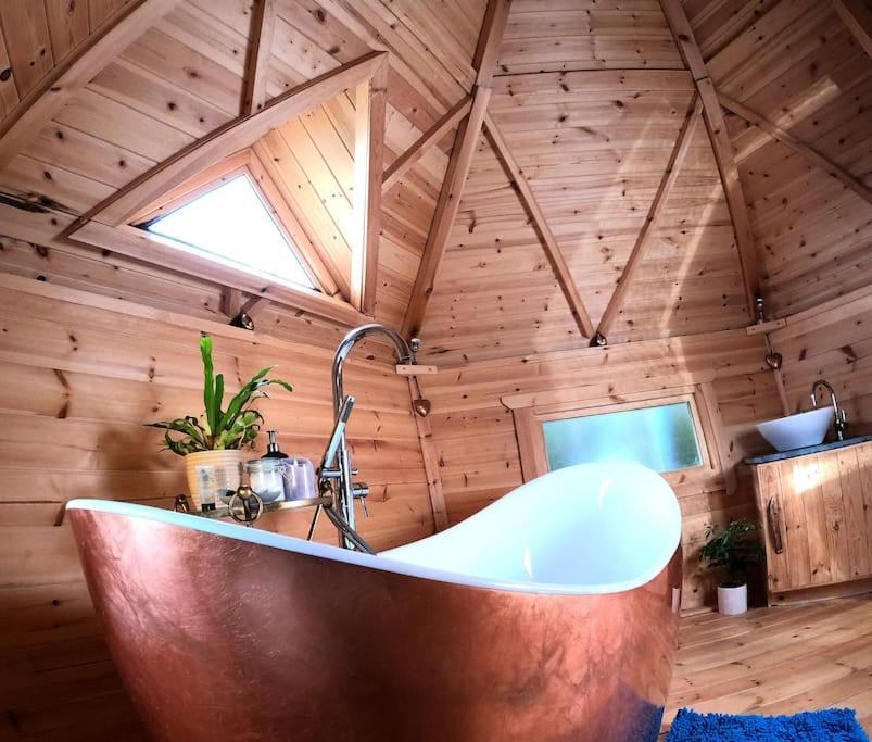 Romantic Treehouse With Hot Tub & Bbq Lodge Praze an Beeble ภายนอก รูปภาพ