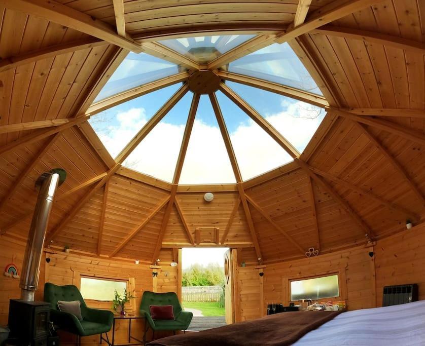 Romantic Treehouse With Hot Tub & Bbq Lodge Praze an Beeble ภายนอก รูปภาพ