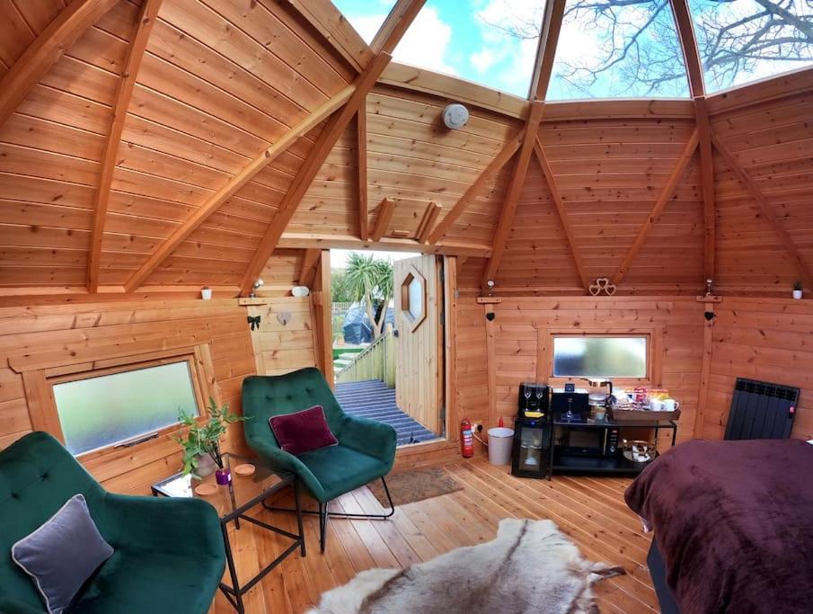 Romantic Treehouse With Hot Tub & Bbq Lodge Praze an Beeble ภายนอก รูปภาพ