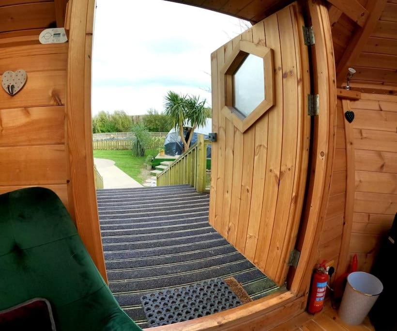 Romantic Treehouse With Hot Tub & Bbq Lodge Praze an Beeble ภายนอก รูปภาพ