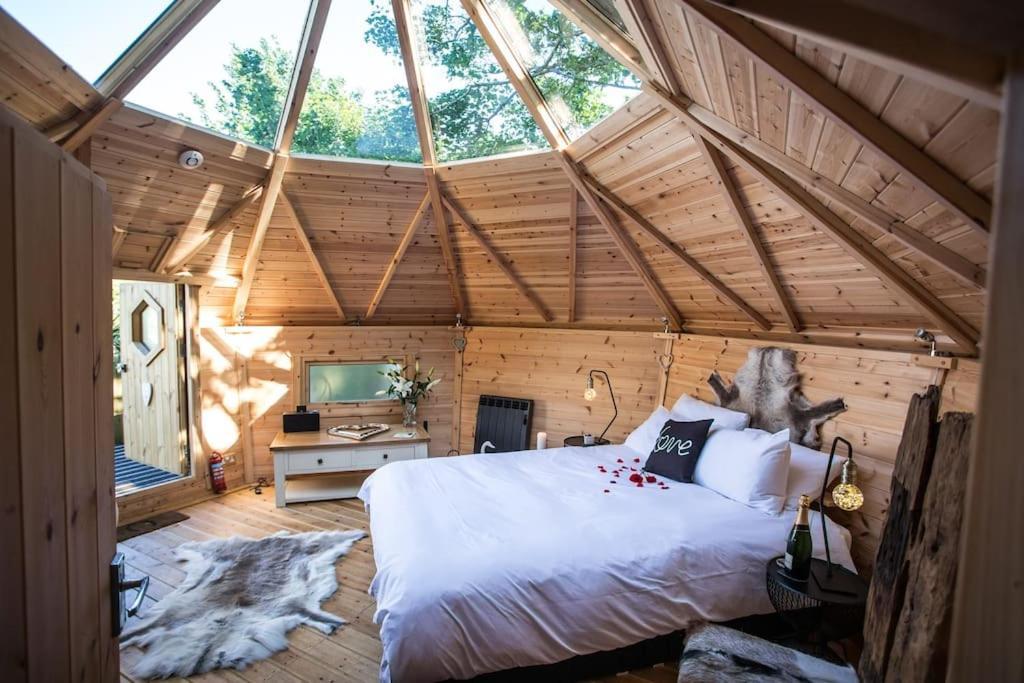 Romantic Treehouse With Hot Tub & Bbq Lodge Praze an Beeble ภายนอก รูปภาพ