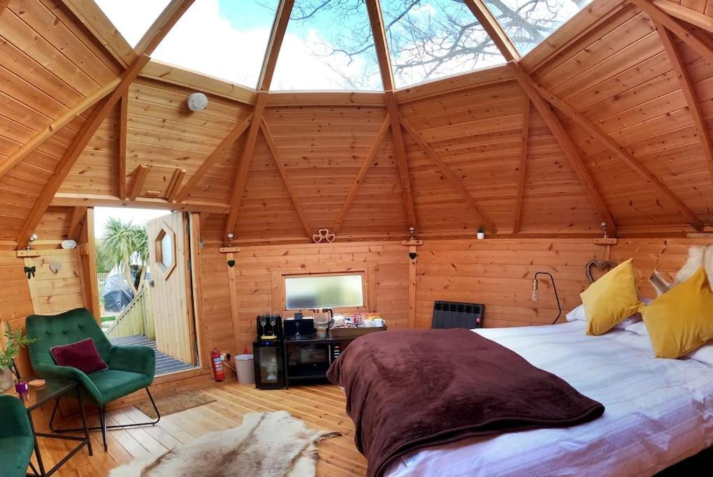 Romantic Treehouse With Hot Tub & Bbq Lodge Praze an Beeble ภายนอก รูปภาพ