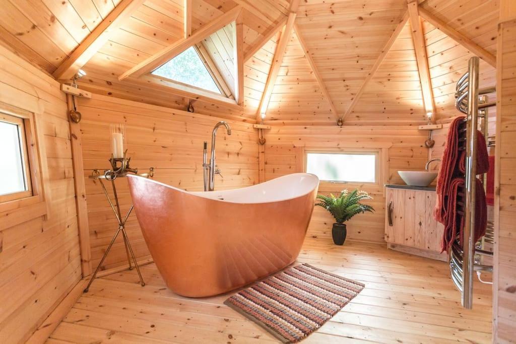 Romantic Treehouse With Hot Tub & Bbq Lodge Praze an Beeble ภายนอก รูปภาพ