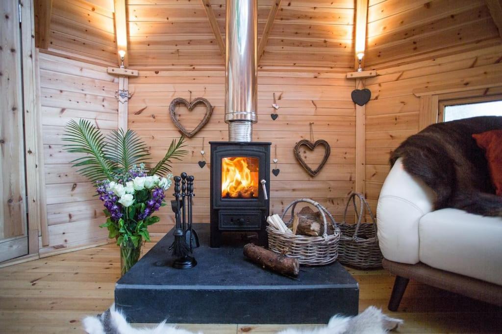 Romantic Treehouse With Hot Tub & Bbq Lodge Praze an Beeble ภายนอก รูปภาพ
